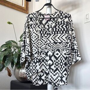 Romeo & Juliet Boho Black White Geometric Blouse Sz S V Neck Batwing Sleeves